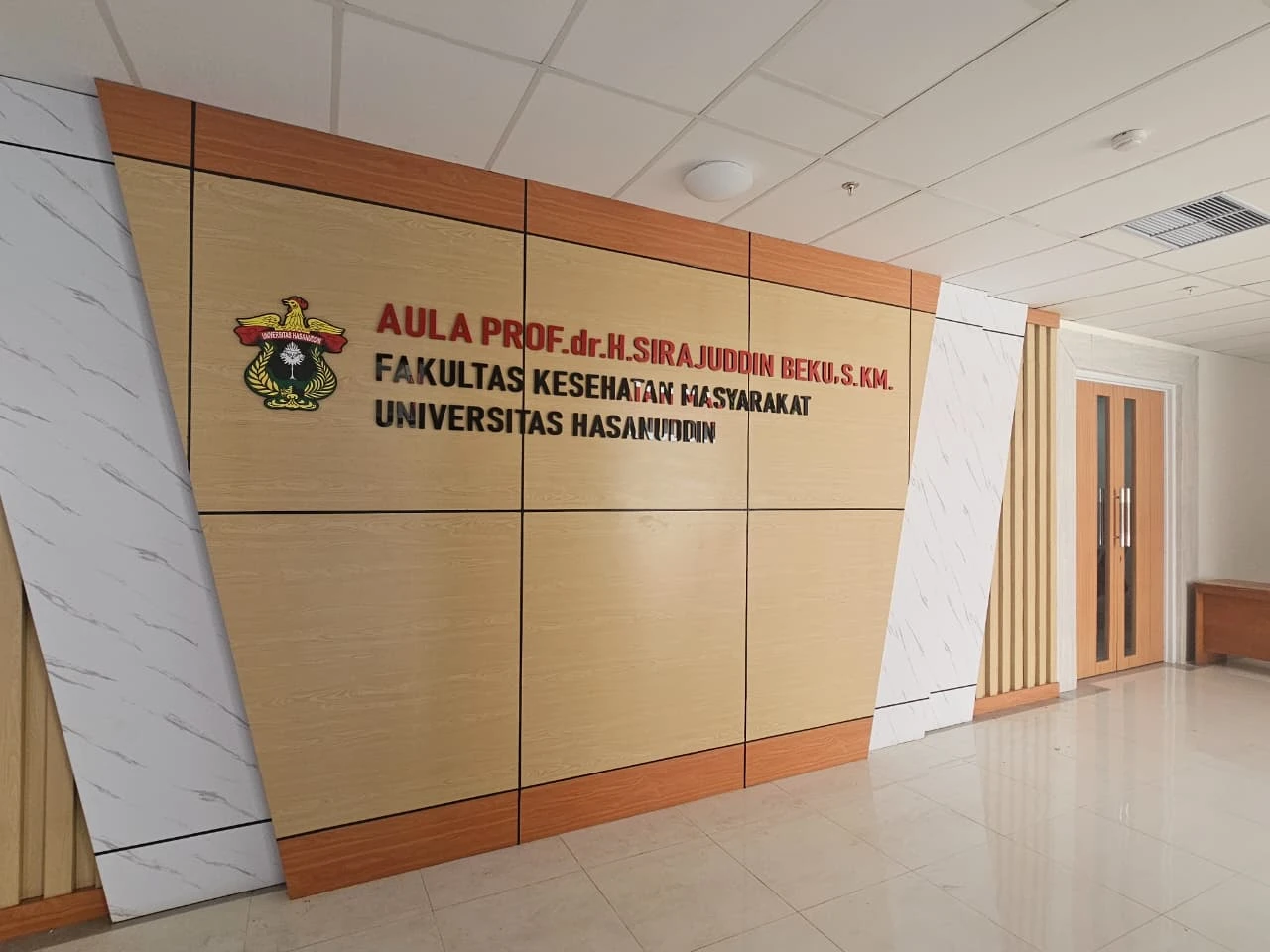 Gedung C Fakultas Kesehatan Masyarakat (FKM) Universitas Hasanuddin akhirnya terwujud setelah penantian hampir 20 tahun. Aula yang diberi nama Aula Prof. dr. H. Sirajuddin Beku, S.KM. ini menjadi simbol sejarah baru bagi FKM, karena untuk pertama kalinya fakultas ini memiliki ruang representatif untuk akademik dan kegiatan sivitas. Dekan FKM, Prof. Sukri Palutturi, menegaskan bahwa pembangunan ini adalah buah dari kepemimpinan Rektor Unhas, Prof. JJ, yang berhasil mewujudkan infrastruktur tertunda dan membawa perubahan nyata bagi sivitas akademika. Sebuah legasi berharga yang akan dikenang lintas generasi. Kredit: FKM Unhas.